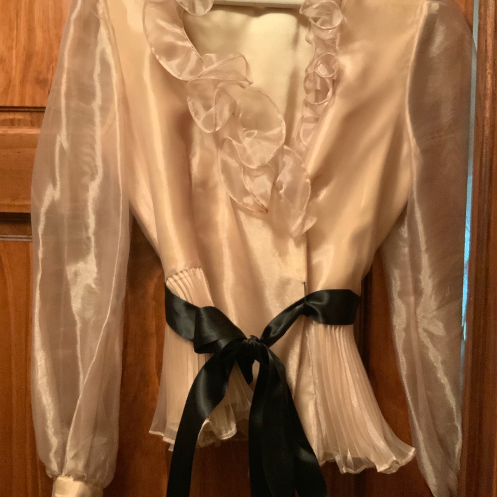 Gorgeous pale yellow blouse!